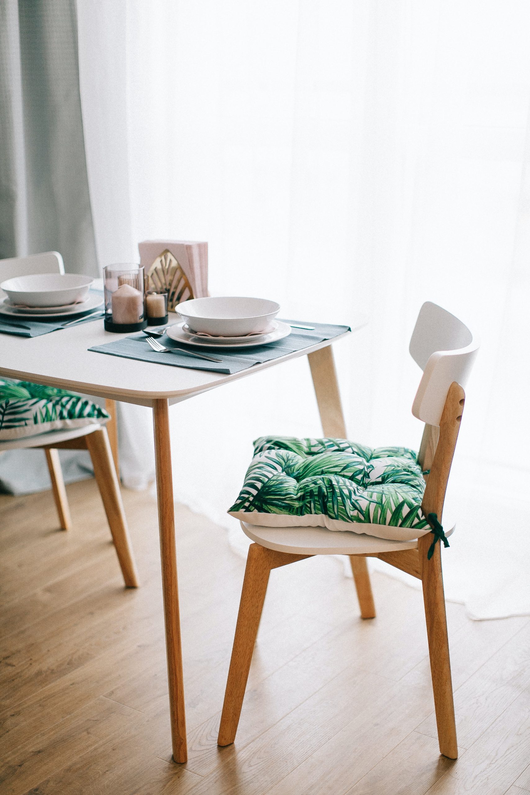 lot de chaises en bois