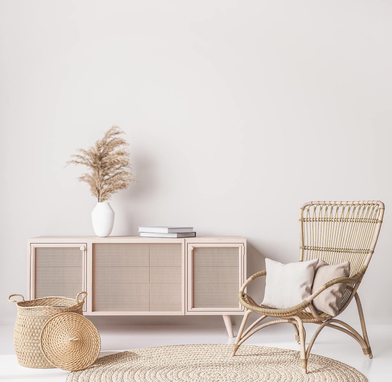 salon avec commode en bois et chaise en paille